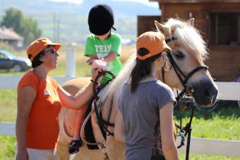 Ismét lehet jelentkezni lovas terápiára Gyergyószentmiklóson