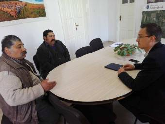 A romák képviselőivel tárgyalt Gyergyószentmiklós polgármestere
