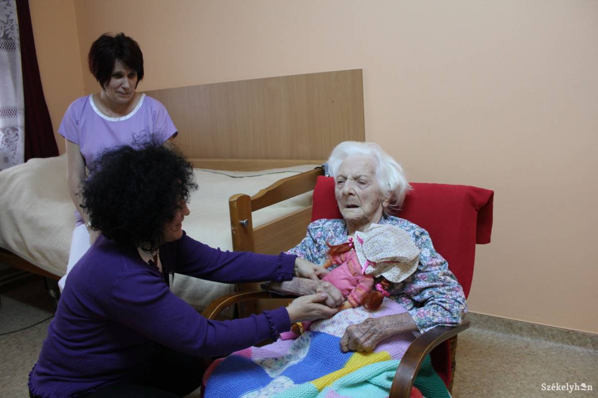 105 éves nyugalmazott pedagógust köszöntöttek Gyergyószentmiklóson