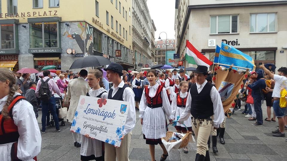 Bécsben mutatták meg tánc- és énektudásukat az alfalvi néptáncosok