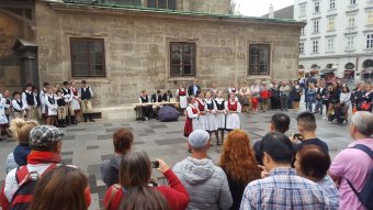 Bécsben mutatták meg tánc- és énektudásukat az alfalvi néptáncosok