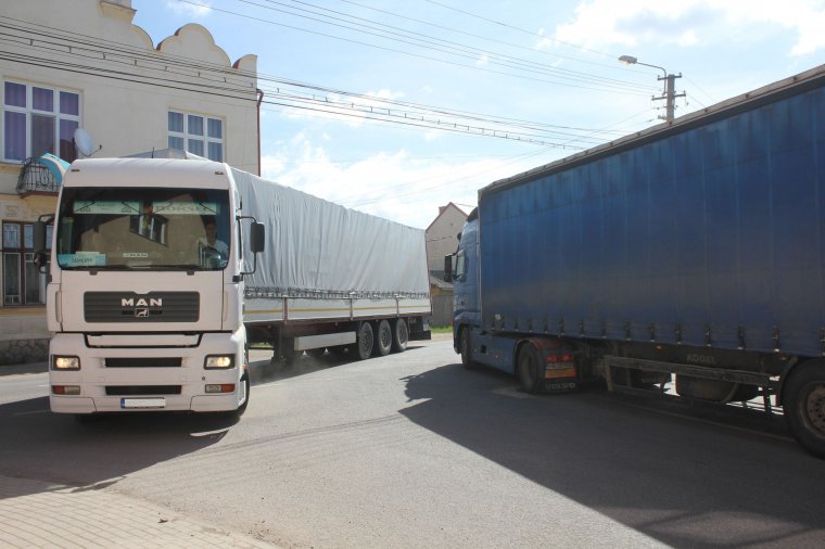 Mentesülhetnek a karantén alól a beoltott vagy negatív teszttel rendelkező teherautó-vezetők
