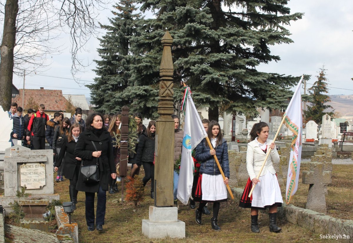 Román diákok is fejet hajtottak Kiss Antal honvédszázados sírjánál