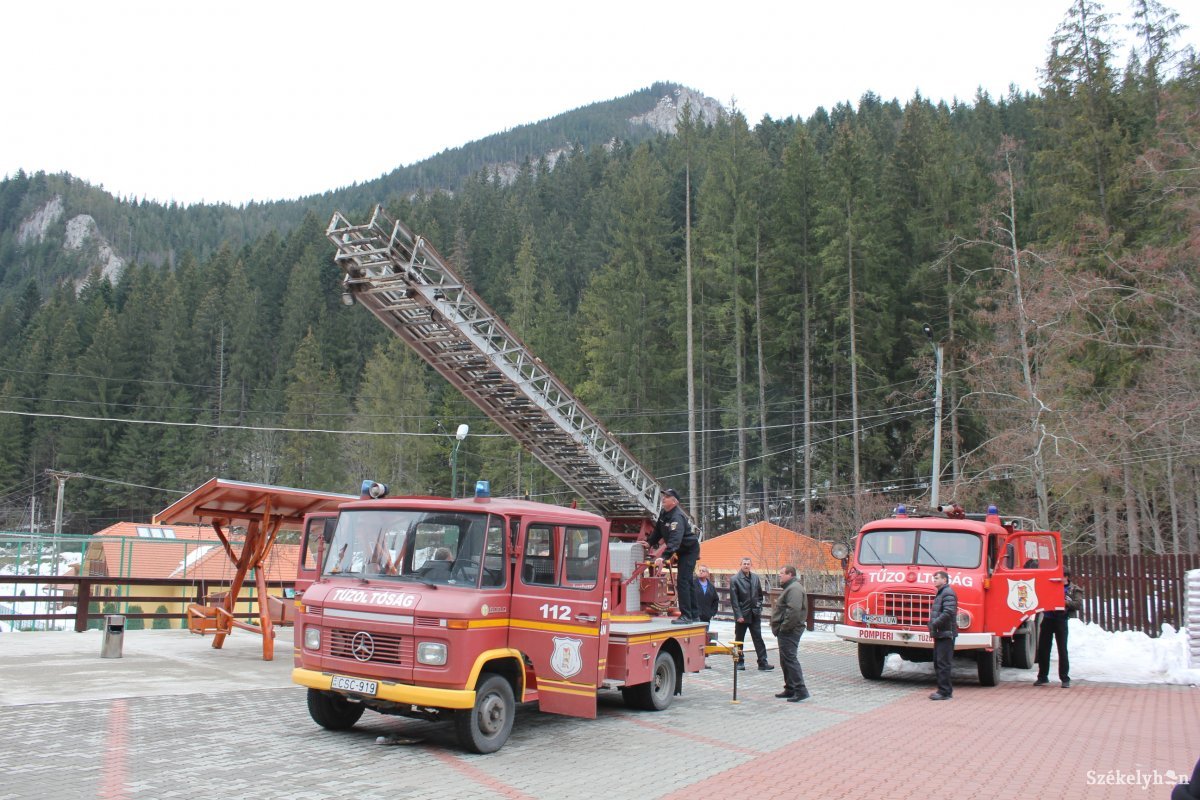 Két tűzoltóautót adtak át a Gyilkos-tónál