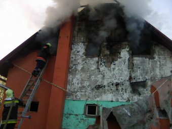 Teljesen leégett a házuk, segítségre van szüksége a güdüci családnak