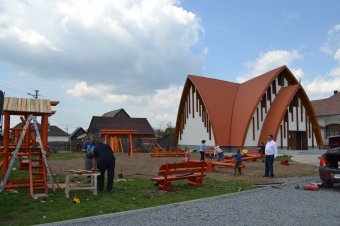 Játszóteret építettek, ősztől katolikus óvoda indul a gyergyószentmiklósi Munkás Szent József Plébánián