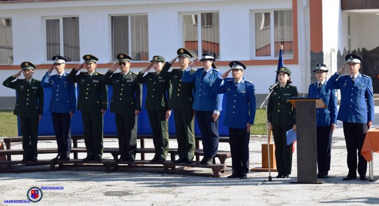 Kínai rendőrök tanítják önvédelemre a romániai csendőröket