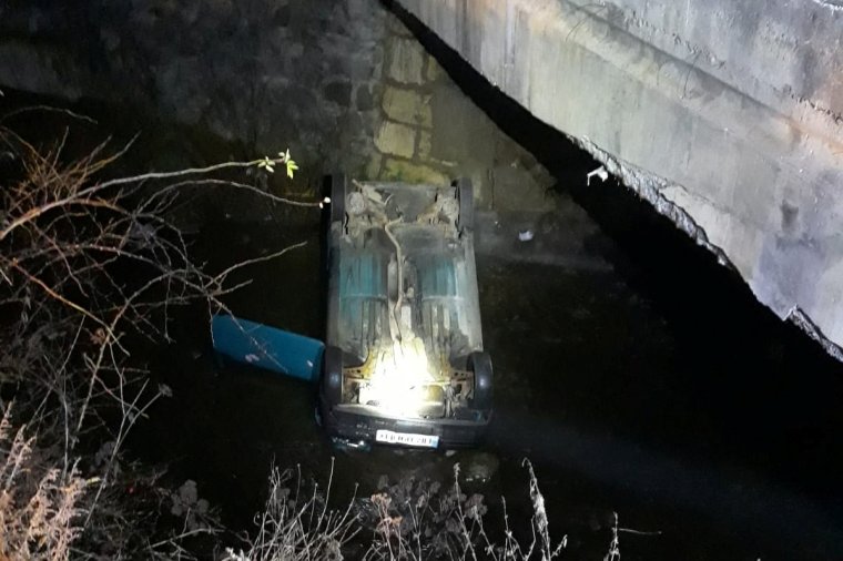 Hídról zuhant a patakba egy autó, vezetője életét vesztette