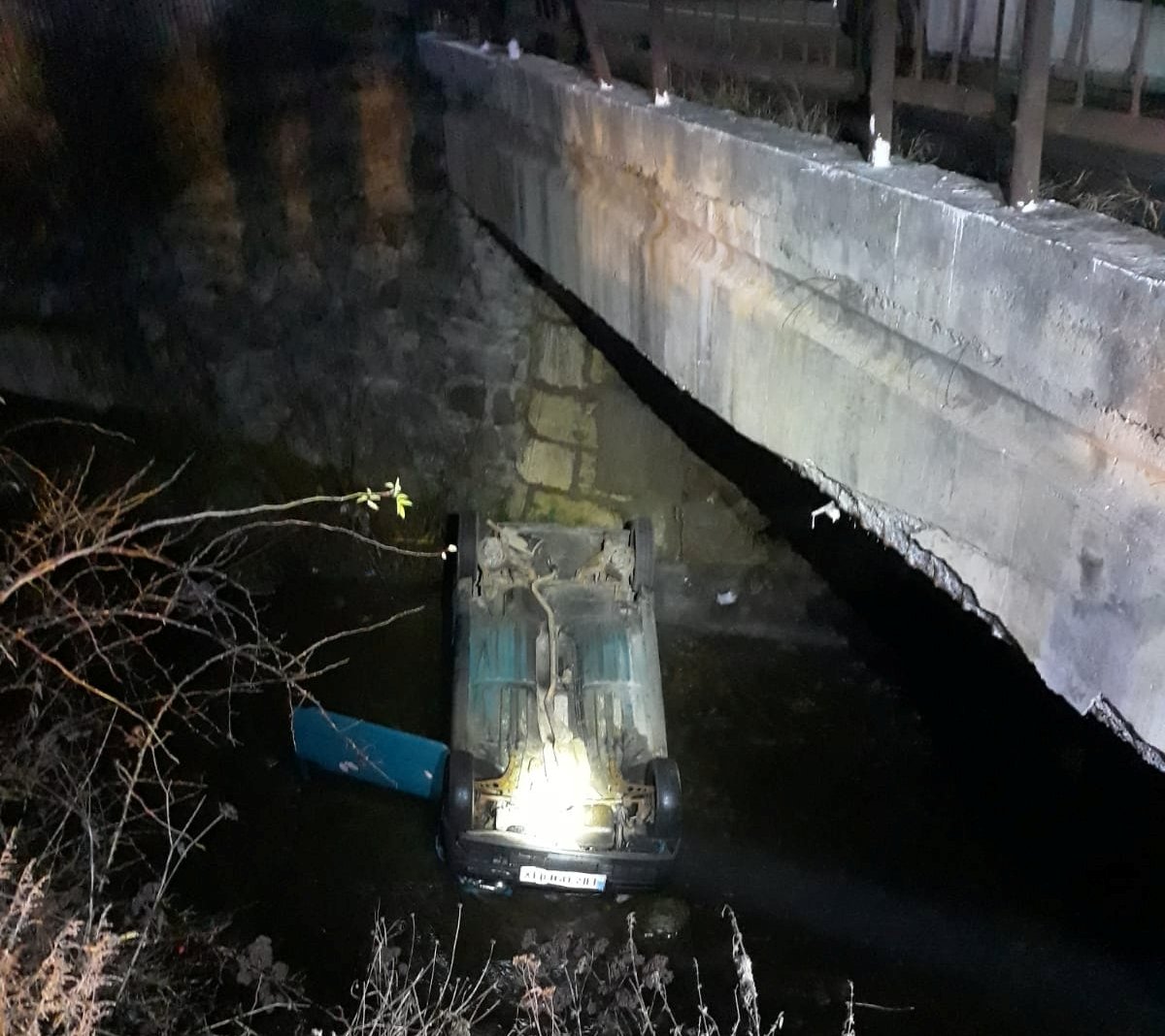 Hídról zuhant a patakba egy autó, vezetője életét vesztette