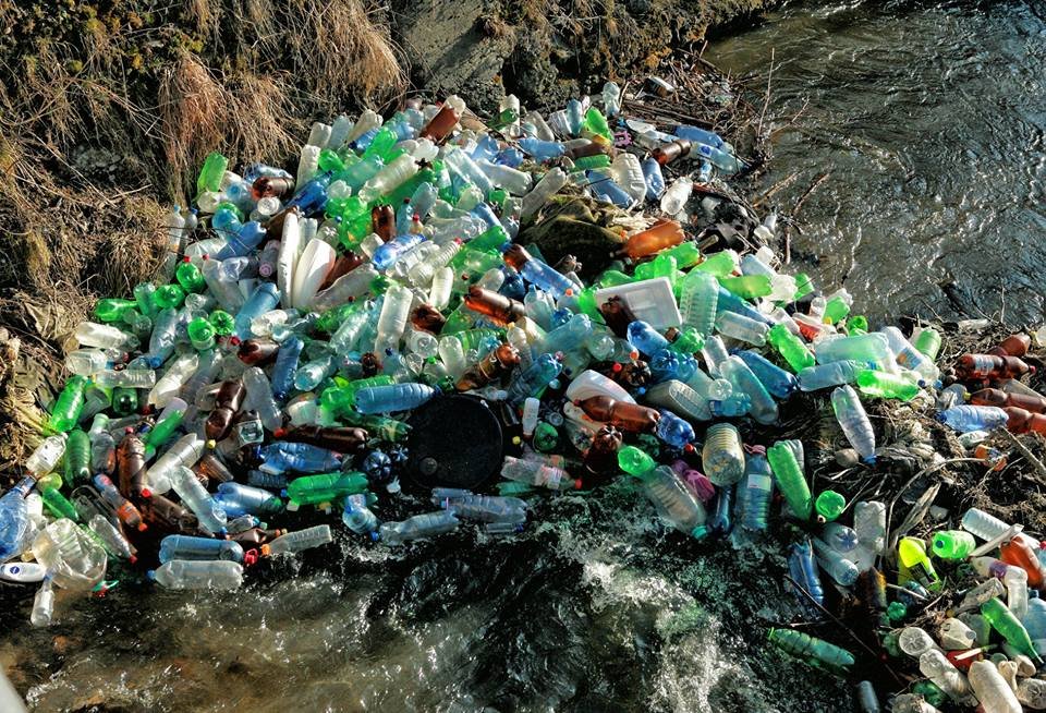 Úszó szeméthegyek – több mint ezerötszáz tonna műanyag jut évente a Dunából a tengerbe