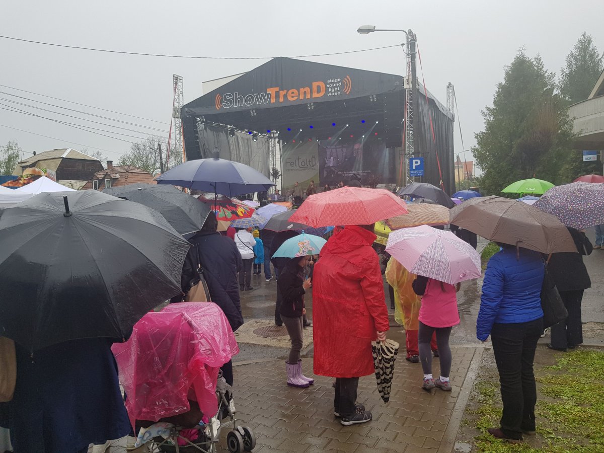 A zuhogó eső ellenére is több ezren fordultak meg a FeltöltŐ fesztiválon