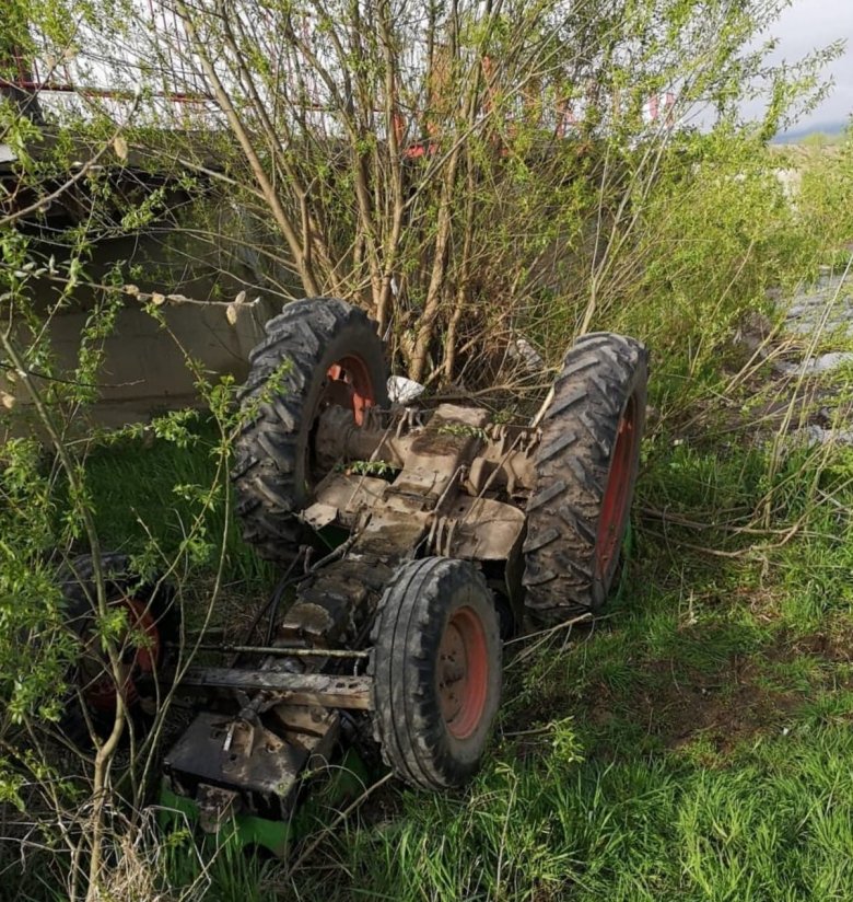 Életét vesztette egy 16 éves fiú Hargita megyében, miután felborult az általa vezetett traktorral