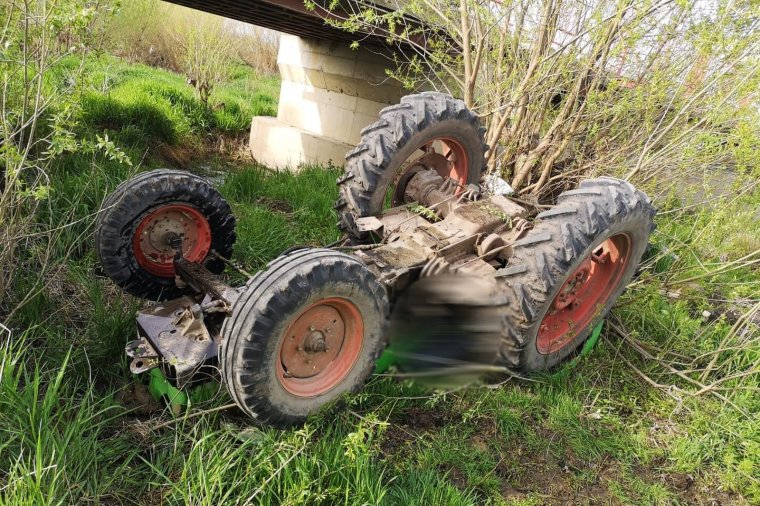 Életét vesztette a Marosba borult traktor sofőrje