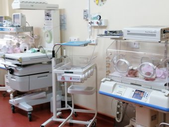 Korszerű felszerelést kapott a gyergyószentmiklósi kórház újszülött- és gyermekgyógyászati osztálya