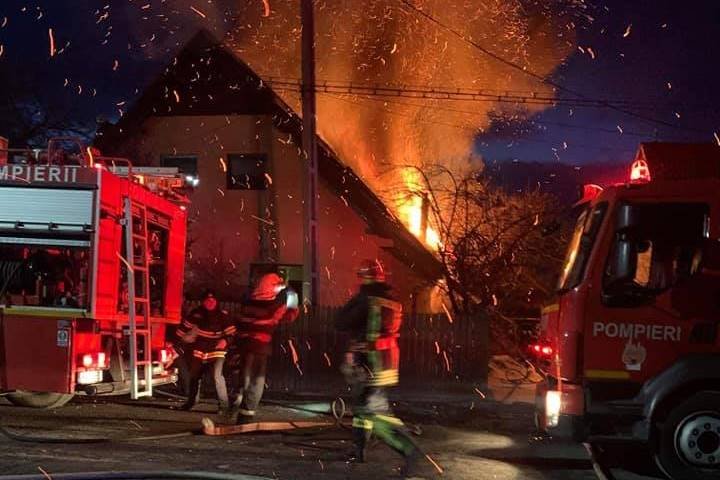 Lakóház gyulladt ki Gyergyószárhegyen, közel hetven tűzoltónak sikerült megfékezni a lángokat