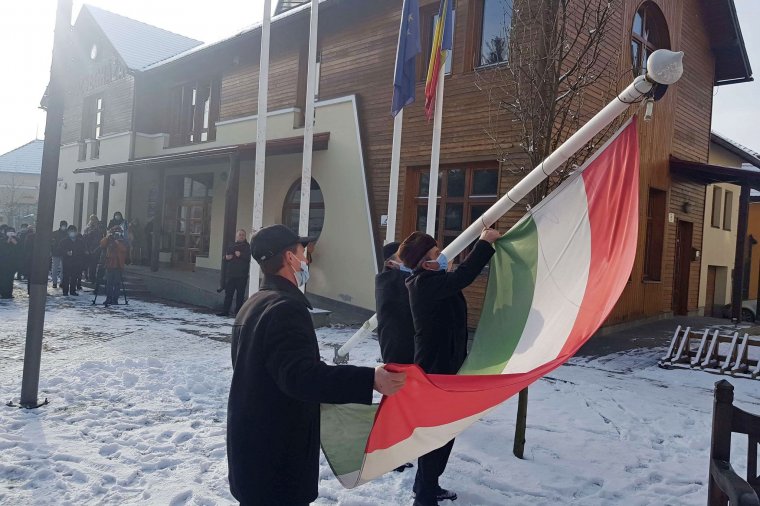Népes, de nem ünnepi: zászlólevonásra gyűltek össze Gyergyóremetén