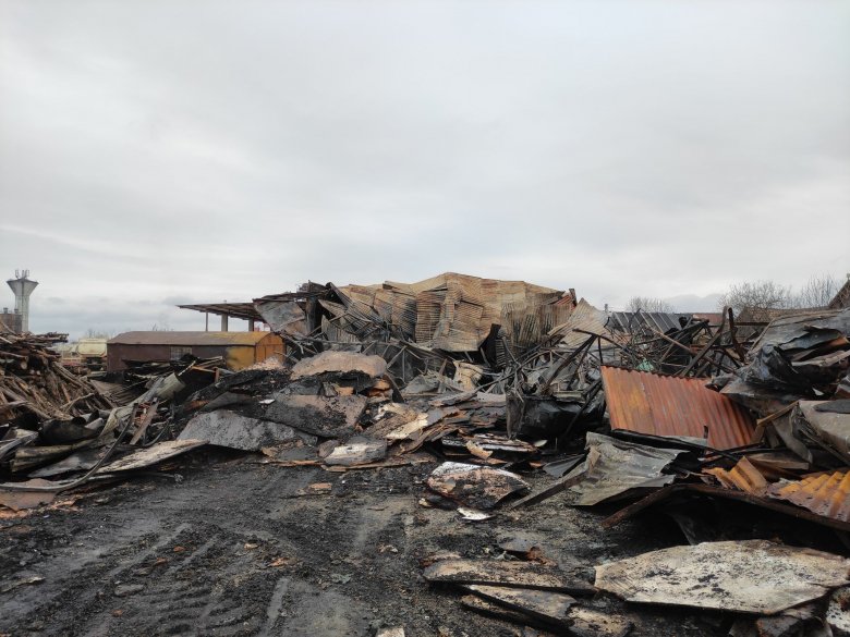 Tizenkét órát harcoltak a tűzzel, teljesen leégett a gyergyószentmiklósi bútorraktár