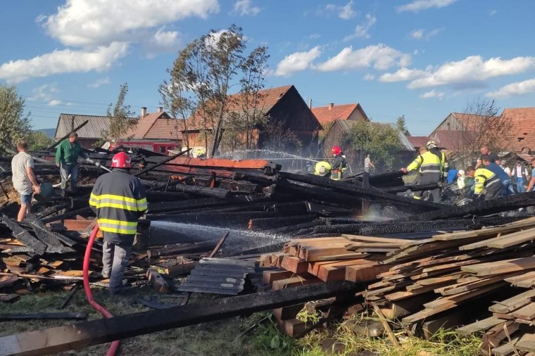 Több gazdasági épület is leégett Gyergyóalfaluban, közel 250 tűzoltó dolgozott a lángok eloltásán