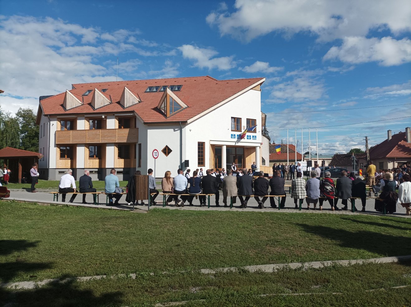 Átadták a teljesen felújított a gyergyócsomafalvi községháza épületét