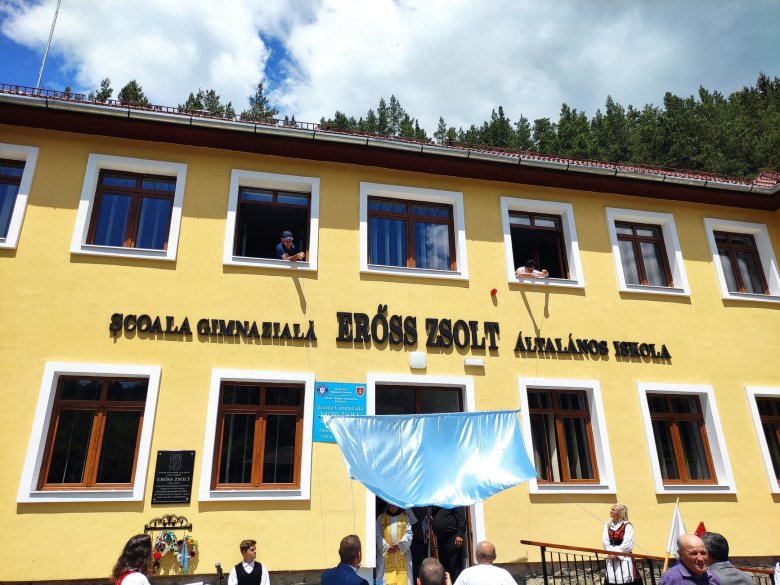Átadták a felújított, Erőss Zsoltról elnevezett orotvai általános iskolát