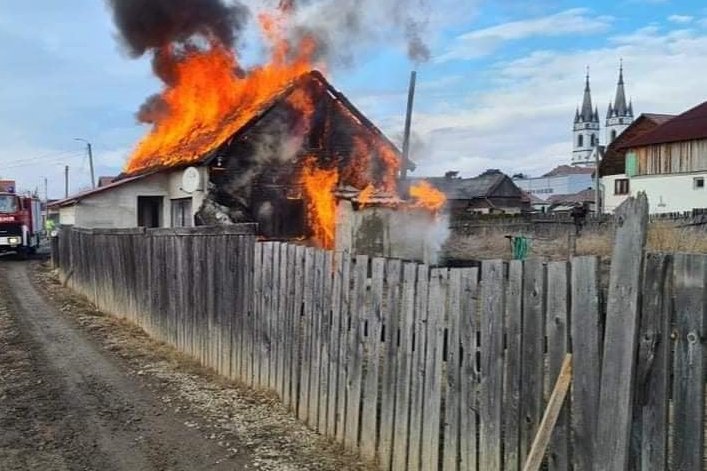 „Egy élet munkája vált a lángok martalékává”, gyűjtést szerveznek a tűzkárosult családnak Gyergyóditróban