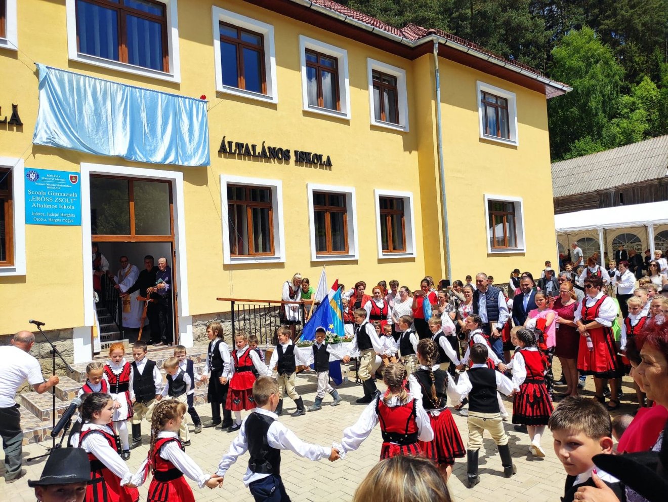 Átadták a felújított, Erőss Zsoltról elnevezett orotvai általános iskolát
