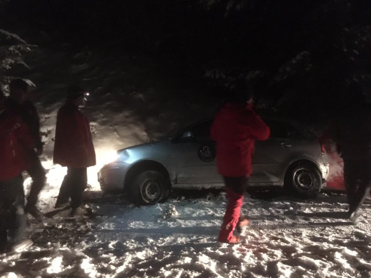 Erdei úton autóztak, a hegyimentők segítségére volt szükség