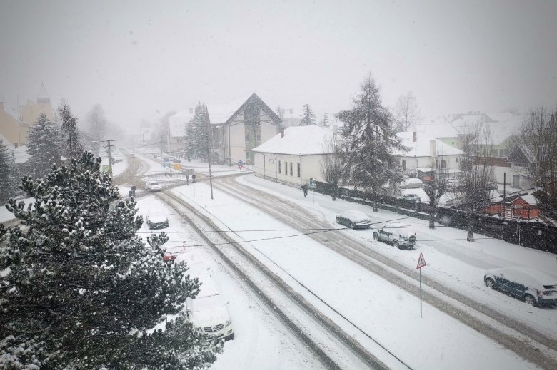 Nagy a tél Gyergyószéken, autók akadtak el a havas utakon