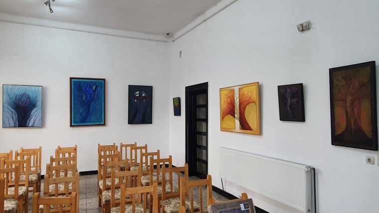 Út menti keresztek: festészeti kiállítás a Pro Art Galériában