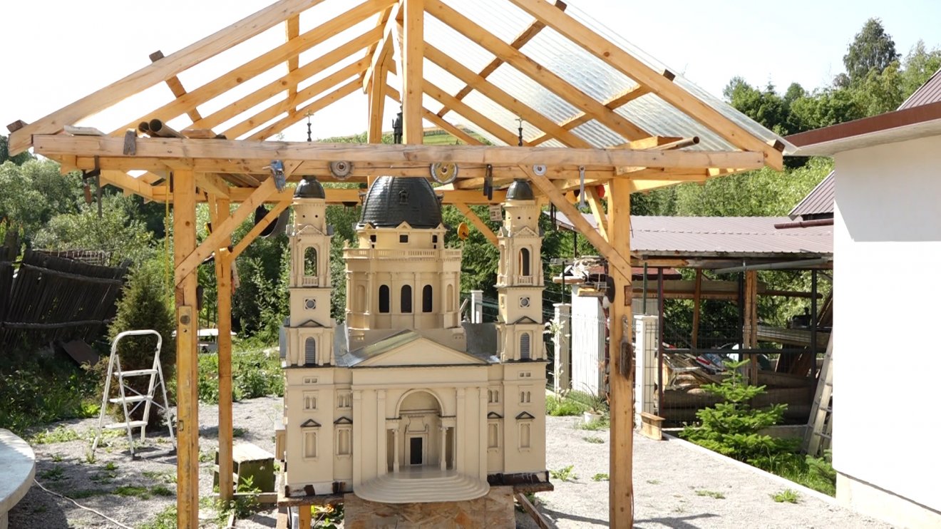 A budapesti Szent István-bazilika kicsinyített mása Ditróban