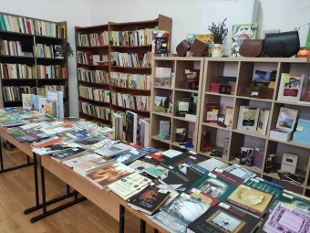 Könyv- és kézműves vásár a gyergyószentmiklósi könyvtárban