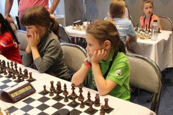 Logikus lépés kérdőjelekkel – sakkozni tanulhatnak a tornából felmentett diákok, ám ez nehezen kivitelezhető