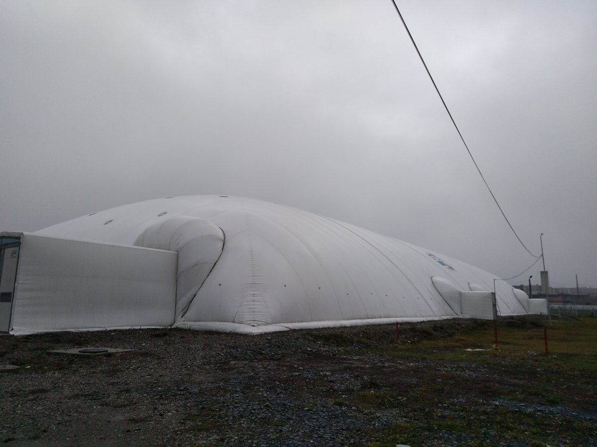 Beüzemelik a gyergyói térség kisiskolásait kiszolgáló sátortetős jégpályát