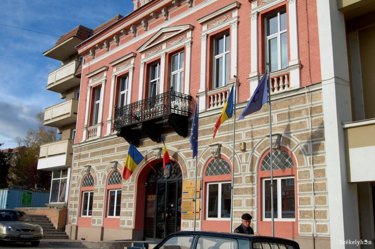 Összeférhetetlenség miatt elítélt polgármestereket váltott le Kovászna megye prefektusa
