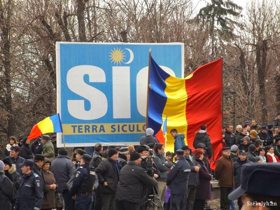 Román zászlóval próbálták eltakarni a SIC-táblát