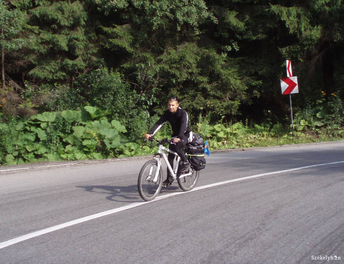 Székelyföldön biciklizik az EMI-tábor népszerűsítéséért