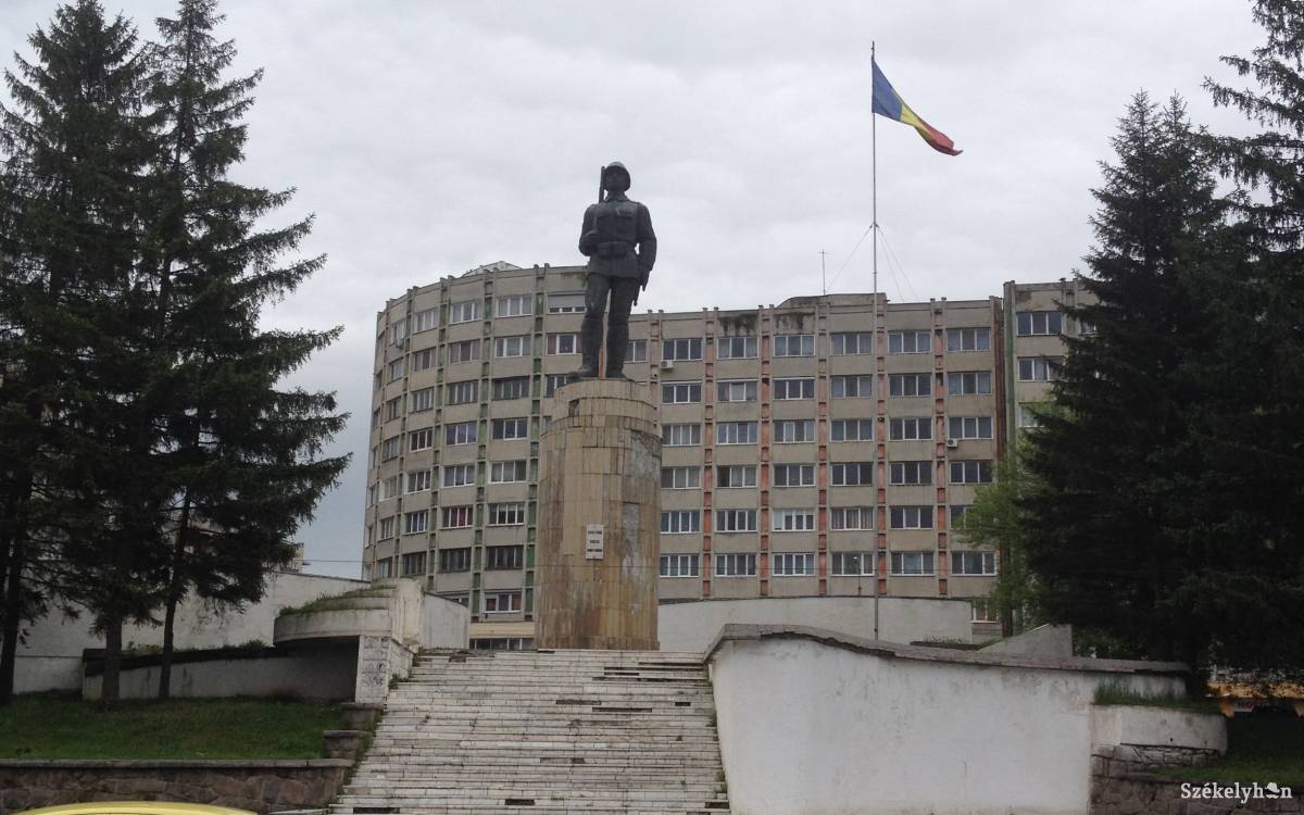 Rendezik a román katona szobrának környékét Sepsiszentgyörgyön