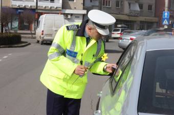 Virággal kedveskedtek a nőknek a háromszéki rendőrök