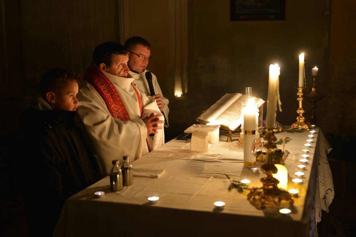 Ilyen volt a karácsonyi szentmise a világtól elzárt, gyertyákkal kivilágított felsőháromszéki templomban