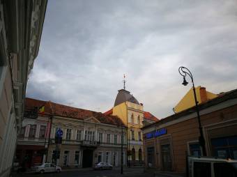 Kovászna megye prefektusa: örökre lobogjon román zászló a városháza tornyán