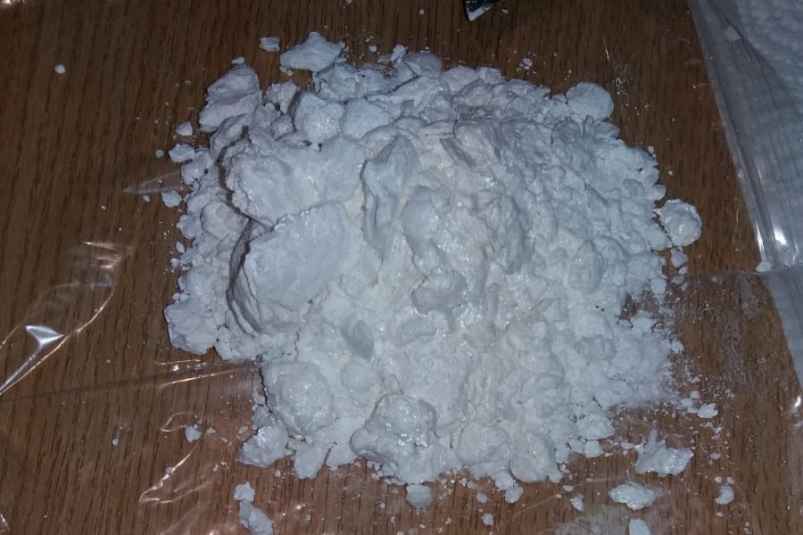 Péksüteményes dobozba rejtett kokainnal bukott le egy csendőr