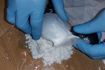Kokain árusítása közben csaptak le a felfegyverzett drogkereskedőkre a rendőrök