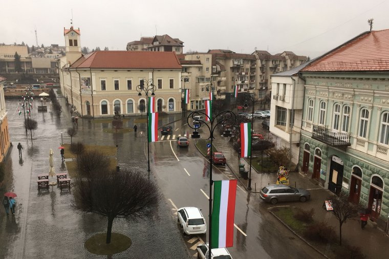 Román trikolórt akar a prefektus a piros-fehér-zöld zászlók mellé