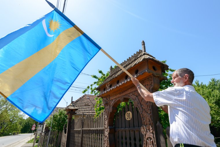 Székely zászlót téptek le egy portáról a Dinamo-drukkerek Illyefalván – újat tűztek ki a helyébe