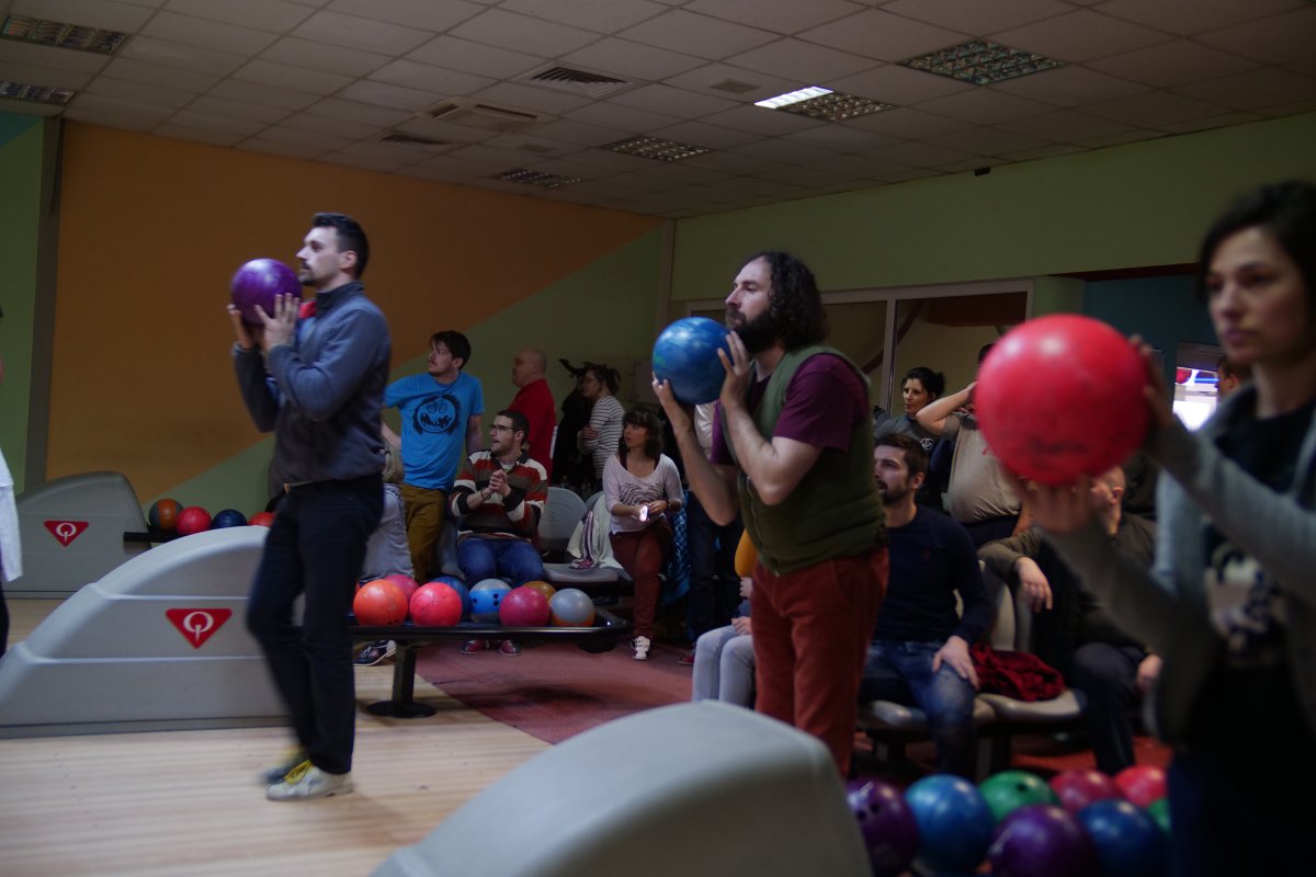 Sepsiszentgyörgyi társulatok tagjai mérték össze bowling-tudásukat