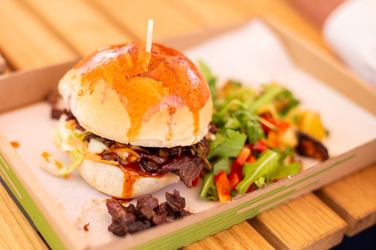 Medvehúsos hamburgert készítettek a sepsiszentgyörgyi BBQ Fesztiválon