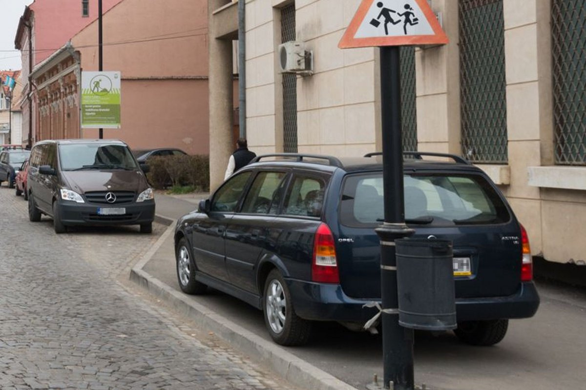 Hadat üzennek Sepsiszentgyörgyön a járdán parkoló sofőröknek
