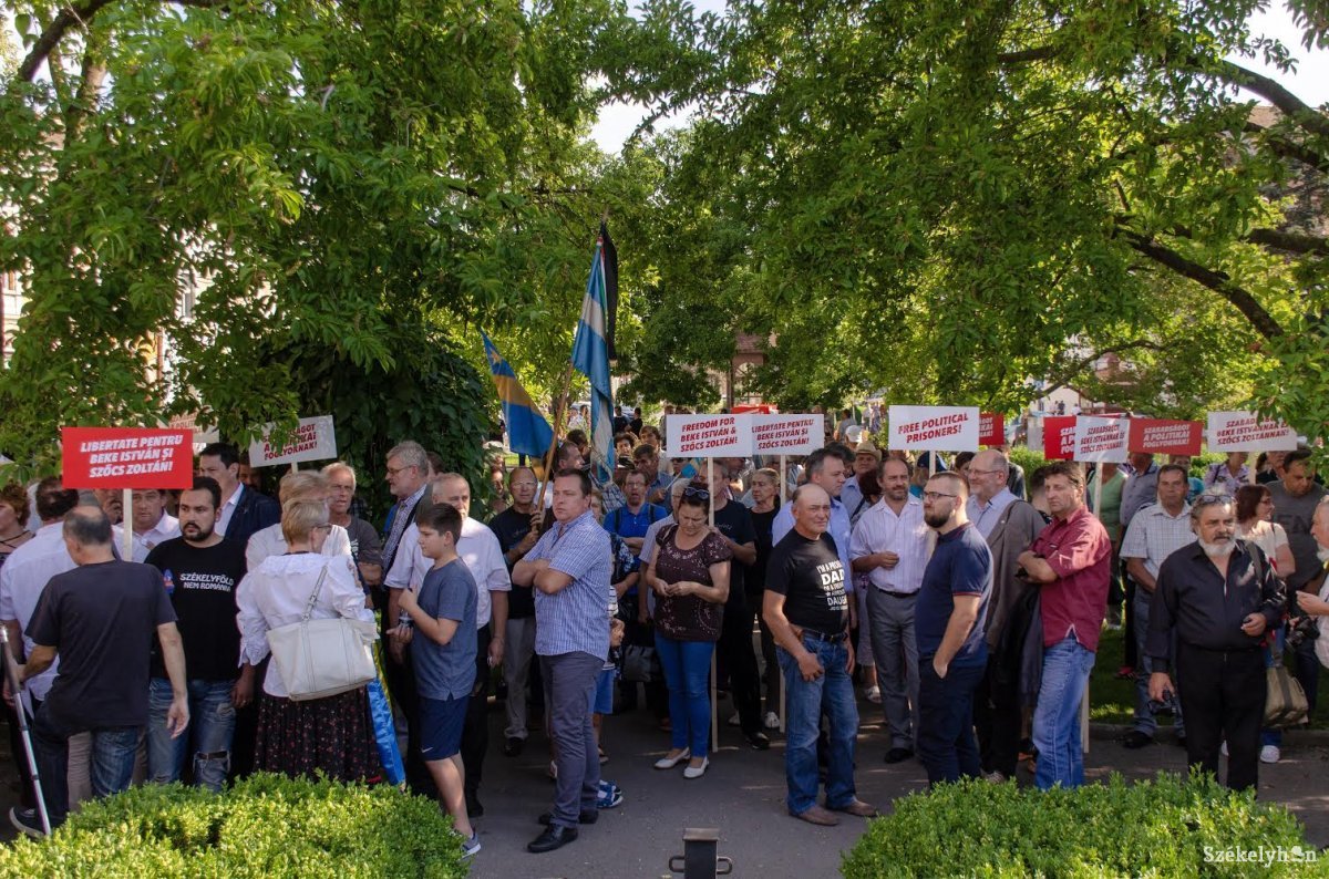Százak tüntettek a Beke István és Szőcs Zoltán perében hozott ítélet miatt Kézdivásárhelyen