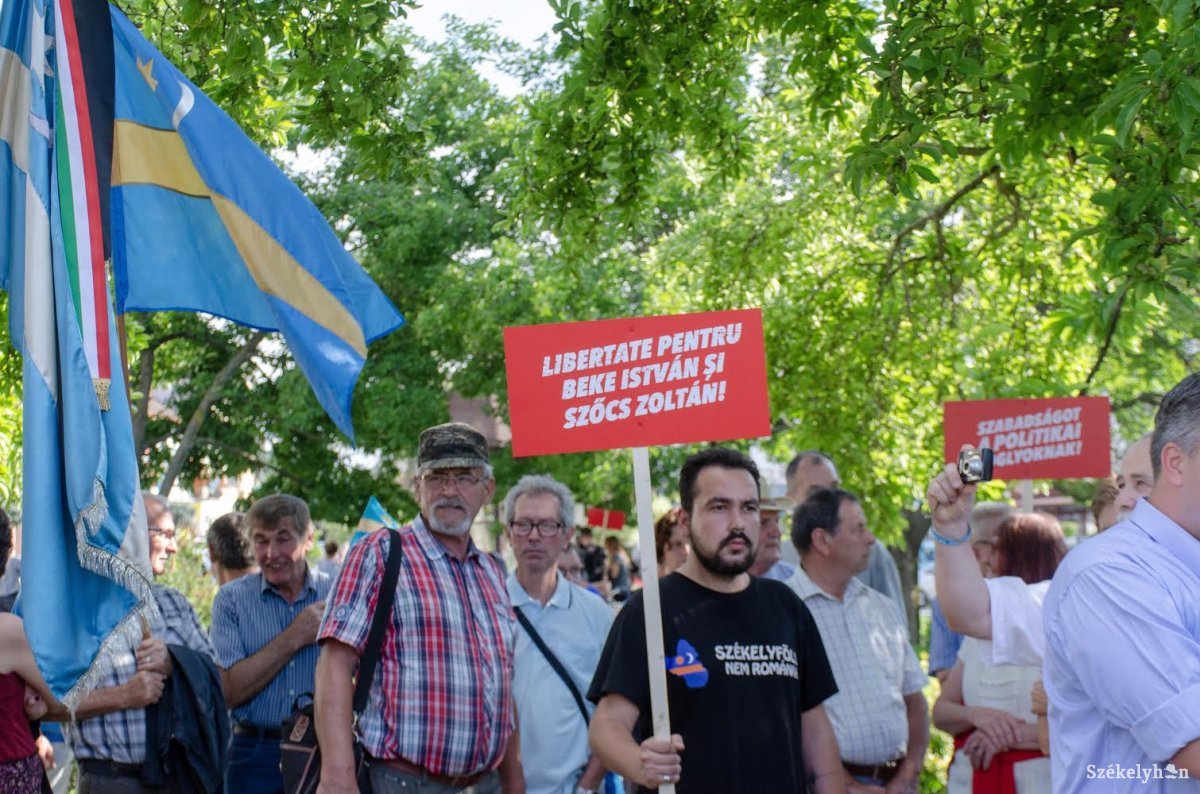 Lélekerősítő kiállás Beke és Szőcs mellett: több százan követeltek igazságot a kézdivásárhelyi tüntetésen