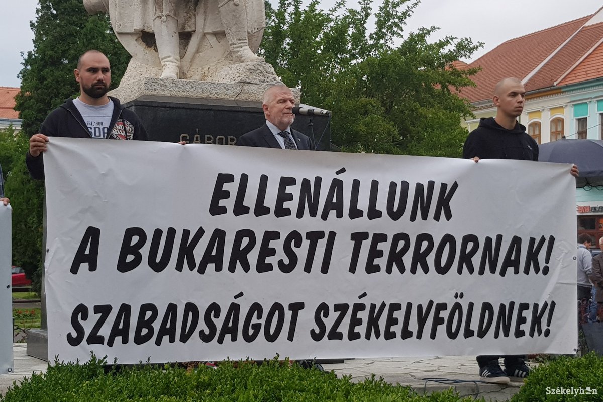 „Ez egy jogi köntösbe öltöztetett magyarellenes támadás” – igazságot követeltek Bekéék ügyében